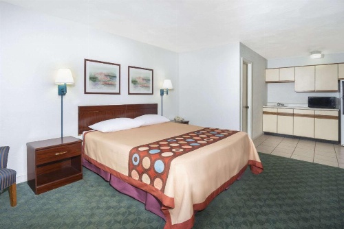 Super 8 by Wyndham Taylorville IL image 7
